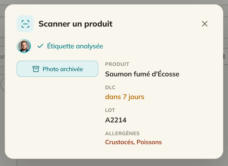 L'écran réel de Frizio après le scan d'une étiquette : produit Saumon fumé d'Écosse, DLC dans 7 jours, lot A2214, allergènes Crustacés et Poissons détectés